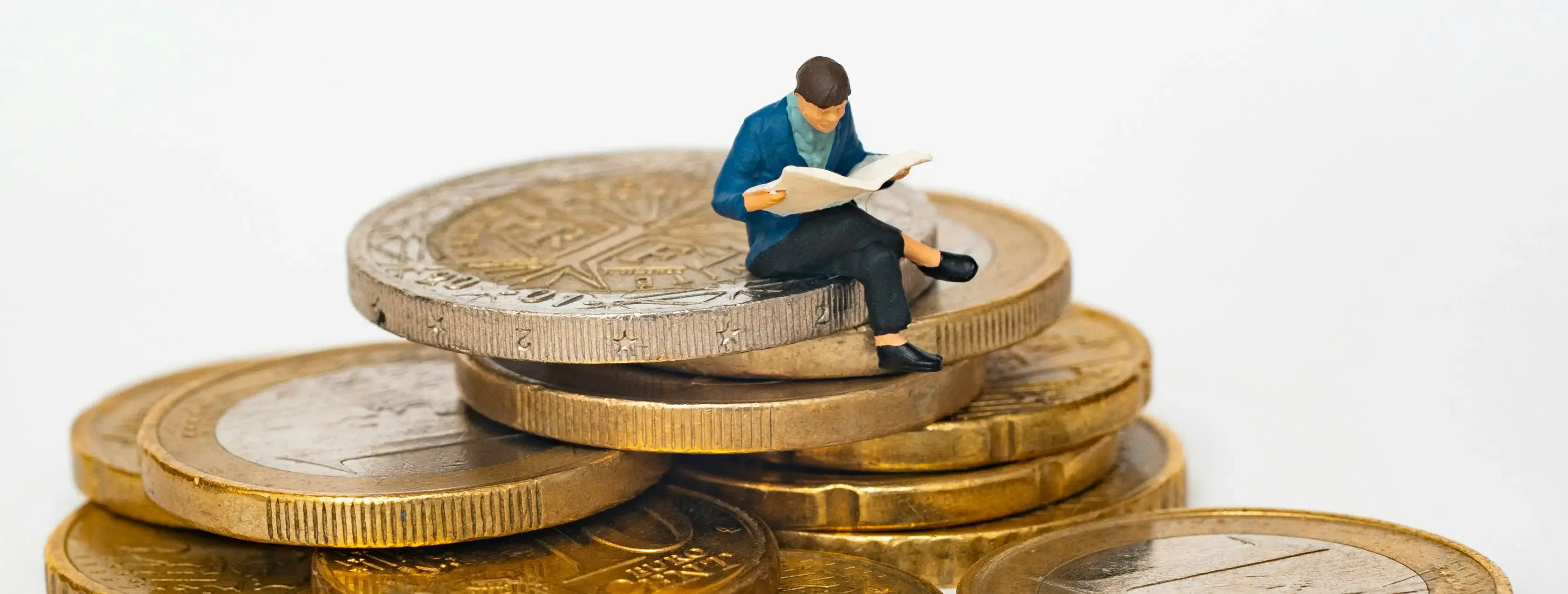 Personnage étudiant des informations financières sur un ensemble de pièces